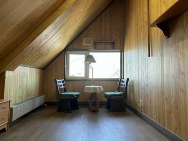 シーズン物の収納としても、書斎としても使用可能な屋根裏部屋です。