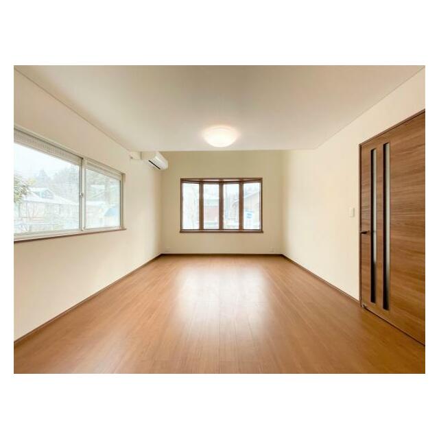 エアコン完備、収納扉が特徴です。シンプルながらも機能的なリビングです。