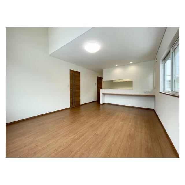 リビングと一体になったシステムキッチンは家族とのコミュニケーションも楽しめる設計です。