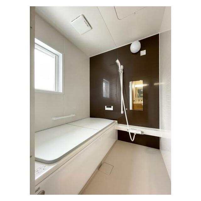 ダークトーンのアクセント壁がモダンな印象のバスルームです。