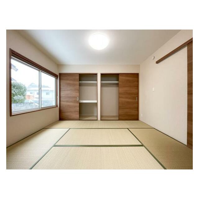 窓からの採光で明るい和室です。