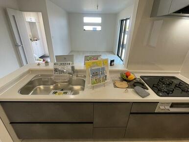 コンロ数が増えると手の込んだ料理に思わずチャレンジしてみたくなる！？（1号棟）