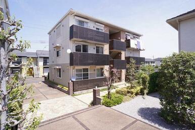 積水ハウス施工の３階建て賃貸マンションです。