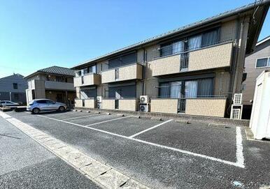敷地内舗装駐車場、別途契約月額４，４００円（税込）※空き要確認※