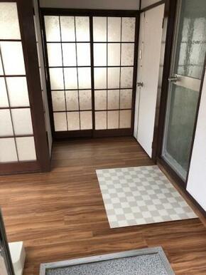 玄関からキッチン