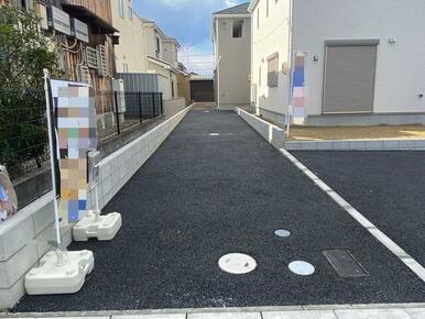 駐車場は並列で3台駐車可能(車種による) 来客時にも対応可能☆