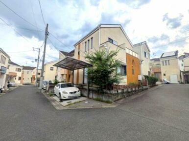 前面道路含む現地写真です