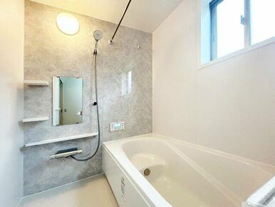 浴室乾燥機があり、室内干しが可能です♪浴槽は半身浴タイプのオートバスです♪