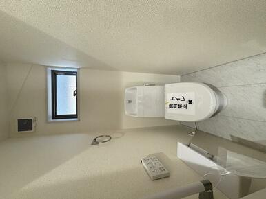 年配者や障害のある人でも自分でトイレができる手すり付き（7号棟）