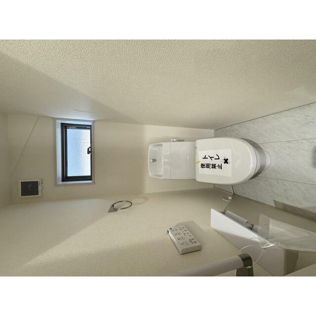 年配者や障害のある人でも自分でトイレができる手すり付き（7号棟）