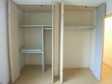 北側洋室収納　　大きめの収納です♪
