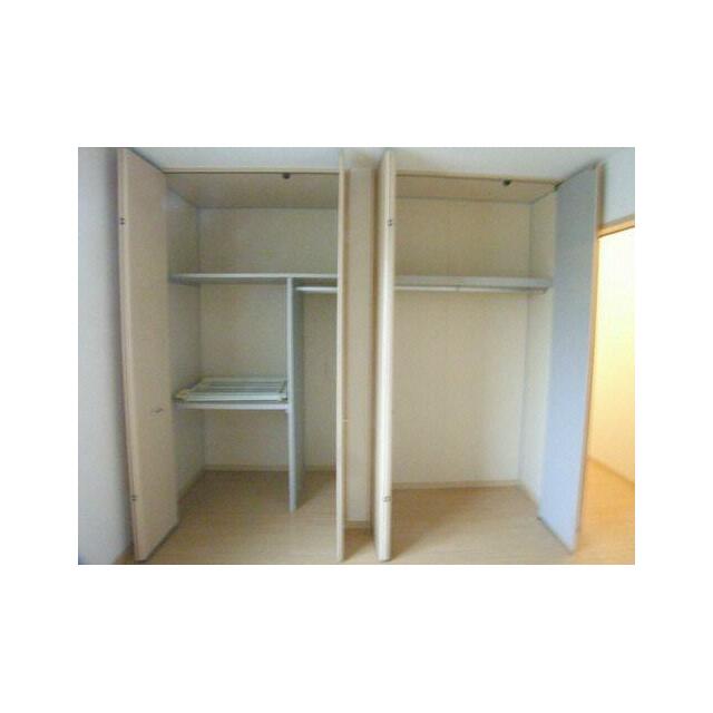北側洋室収納　　大きめの収納です♪