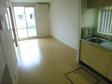 ＬＤＫ９．４帖　エアコン付きで快適に過ごせます♪　　防犯用ＡＬＳＯＫロック有