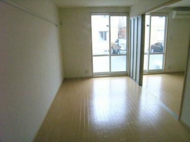 南側洋室６．５帖　防犯用ＡＬＳＯＫロック付きです♪