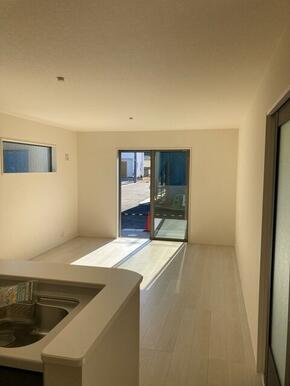 くつろぎスペースとしてはもとより、リビングに学習やテレワークのスペースを設けるご家庭も増えています（1号棟）