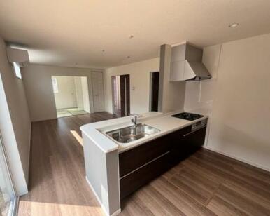 対面キッチンでお子様にも目が行き届きます