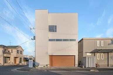 洗練された佇まいの３階建て