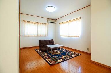 ２階洋室　家具はイメージとなります