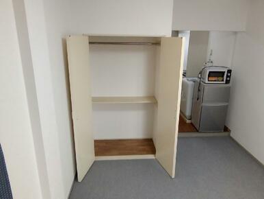 写真は備品設置部屋です（冷蔵庫・洗濯機）