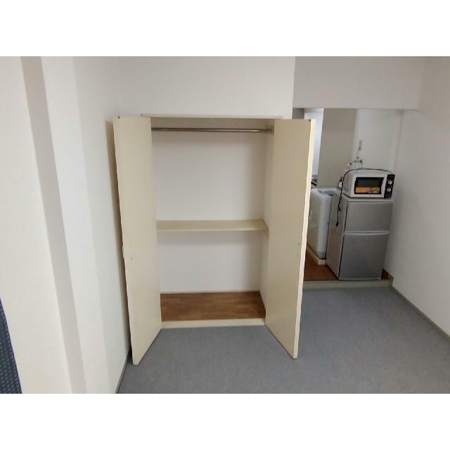 写真は備品設置部屋です（冷蔵庫・洗濯機）