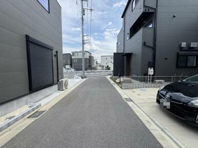 前面道路を含めた現地写真です。ぜひ周辺環境も併せてご覧ください。