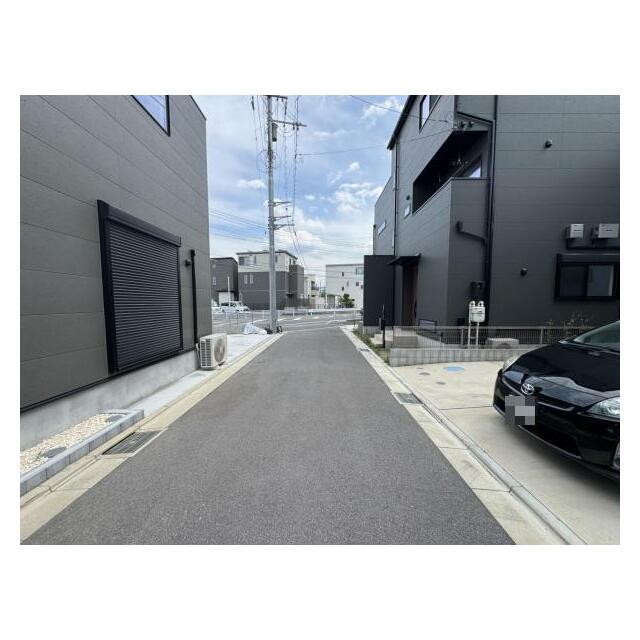 前面道路を含めた現地写真です。ぜひ周辺環境も併せてご覧ください。