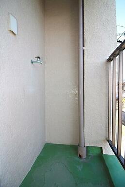 ベランダに洗濯機置き場あり。