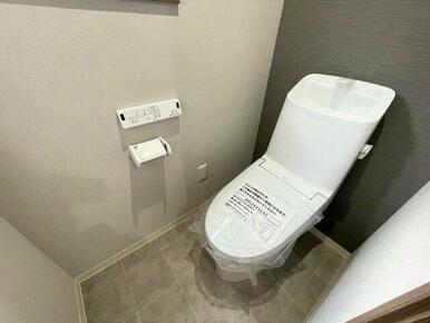 手洗いスペースとタンクが一体化しているトイレ。温水洗浄便座なので寒い冬にも安心してご利用頂けます。