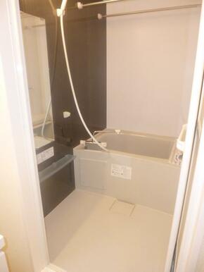 便利な浴室乾燥機付きのバスルーム