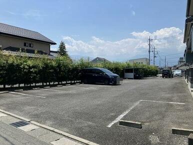 敷地内に駐車場１台付いております☆Ａ・Ｂ棟共用の駐輪場もございます☆
