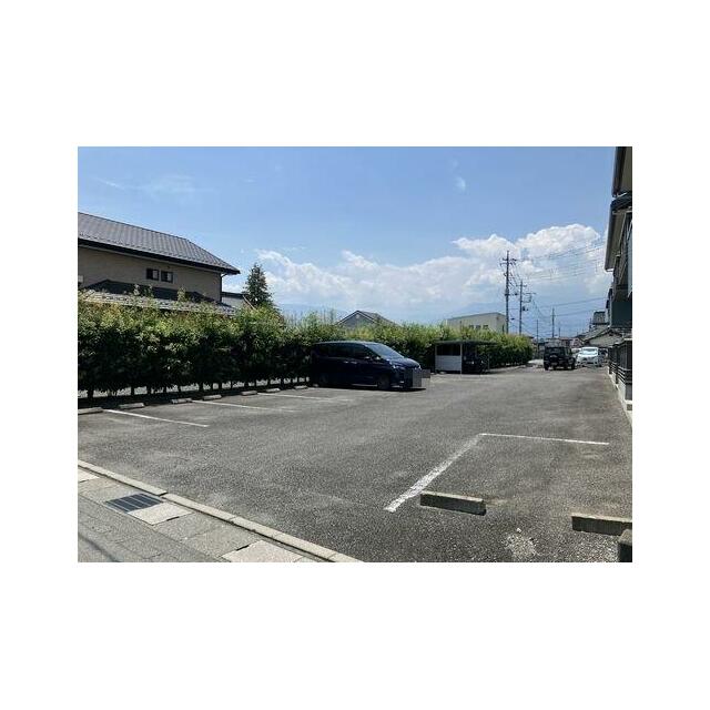 敷地内に駐車場１台付いております☆Ａ・Ｂ棟共用の駐輪場もございます☆
