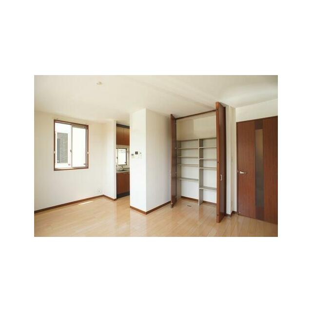 ☆ＬＤＫに天井高までの大きい収納がございます☆