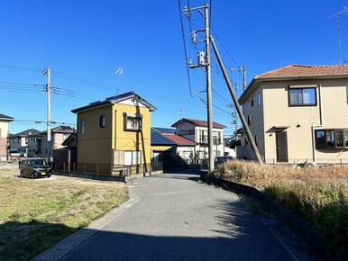 両面道路なので駐車スペースも広々♪