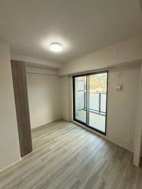 約4.5帖の洋室です。南東側のバルコニーに面しているため採光が望めます。