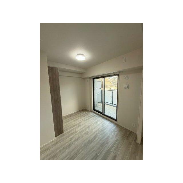 約4.5帖の洋室です。南東側のバルコニーに面しているため採光が望めます。