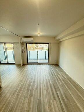 約13.6帖のLDｋです。リビングダイニングには床暖房が備わっています。