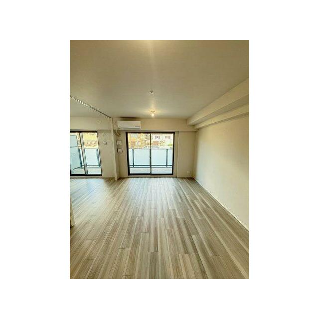 約13.6帖のLDｋです。リビングダイニングには床暖房が備わっています。