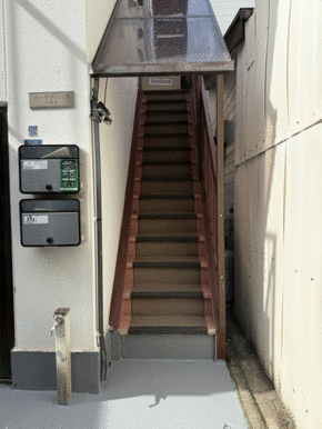 雨の日でも濡れない屋根付き階段