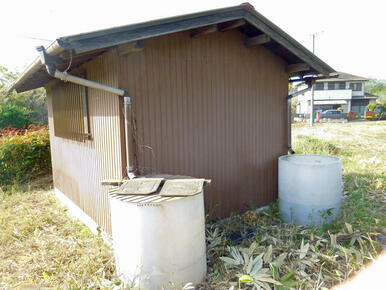 雨水を貯水するタンクがあり、菜園の散水に利用できます