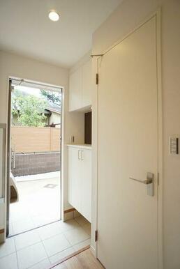 玄関ホール周辺の写真。