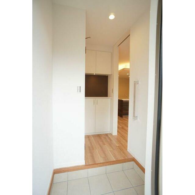 玄関から玄関ホールへのアングルで撮影した写真です。