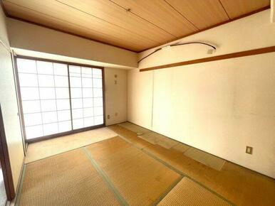 やさしい光が差し込む落ち着いた和室は、来客用や寝室としても使いやすい一室。押入れ収納があり、布団や小