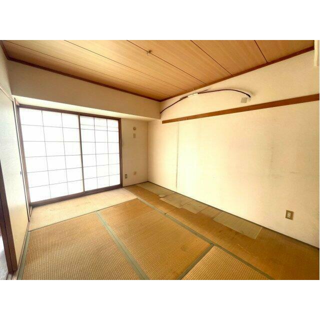 やさしい光が差し込む落ち着いた和室は、来客用や寝室としても使いやすい一室。押入れ収納があり、布団や小