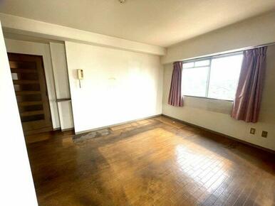 家族と過ごすひと時を溢れる光が優しく包み込むリビングダイニング。家族とともに、心穏やかに過ごすひと