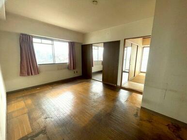 窓から自然光がしっかり入る明るいリビング。 食卓スペースを確保でき、家族の団らんにぴったりです。隣室