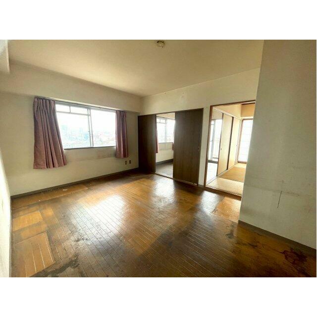 窓から自然光がしっかり入る明るいリビング。 食卓スペースを確保でき、家族の団らんにぴったりです。隣室