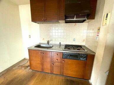 シンプルで機能的なキッチン。ガスコンロ＆グリル付きで本格的な料理にも対応しています。上下収納が充実し