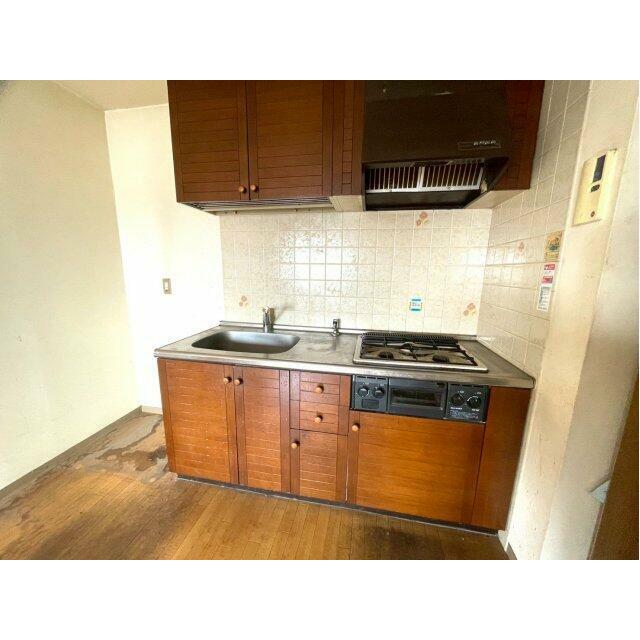 シンプルで機能的なキッチン。ガスコンロ＆グリル付きで本格的な料理にも対応しています。上下収納が充実し