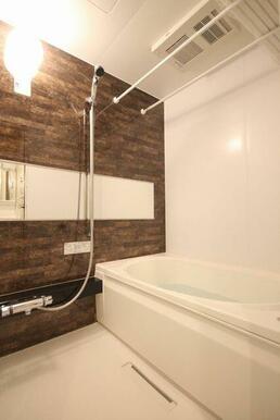 浴室乾燥機＋ワイドミラー＋シャワースライドバー設置の浴室