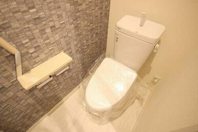 トイレ　アクセントクロス採用、洗浄機能付き暖房便座を設置